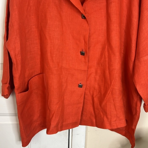 ITEMZ Chris Baumgartner Linen Button Down Asymmetrical Hem Shirt - Picture 3 of 11